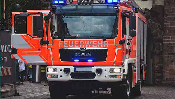 Feuerwehrauto mit leuchtenden Sirenen