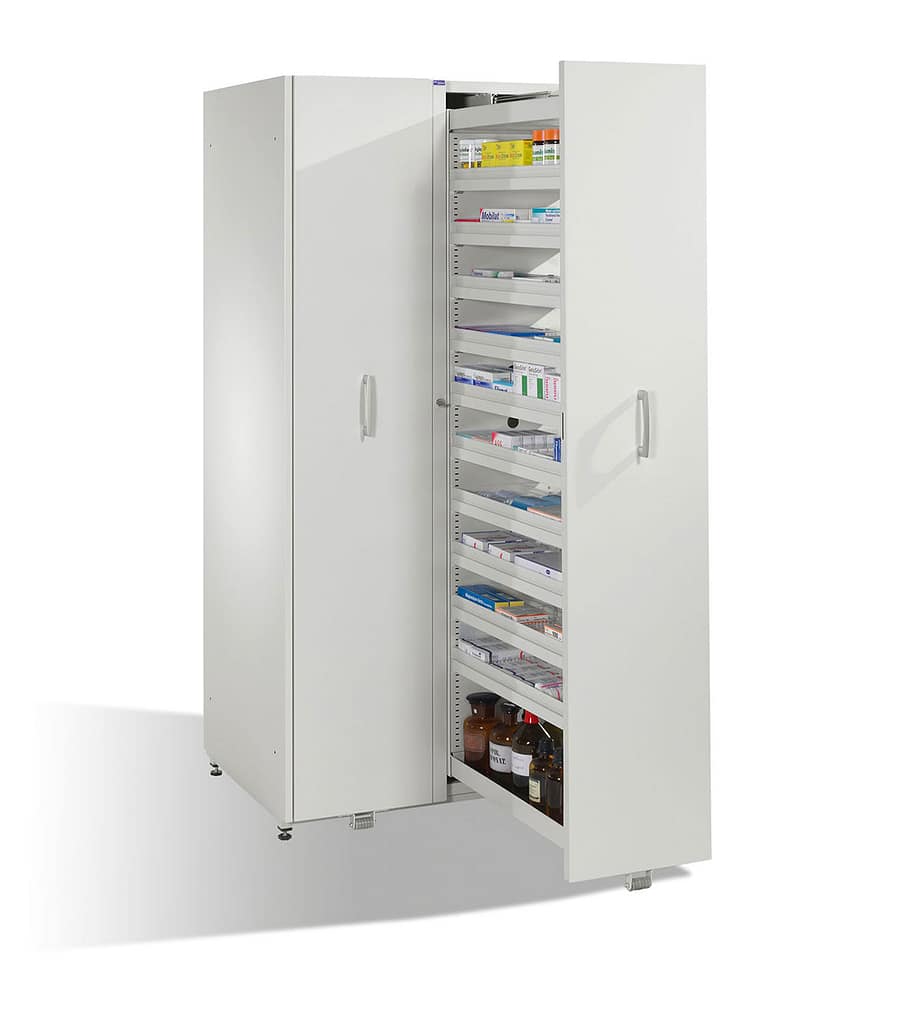 Kloss Vertikalschrank geöffnet, mit Medikamenten